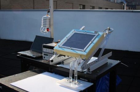 Sistema alimentado por energía solar extraería agua potable del aire “seco”