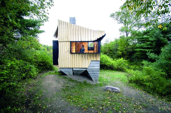 Construyen cabaña que une la madera reciclada con la impresión 3D