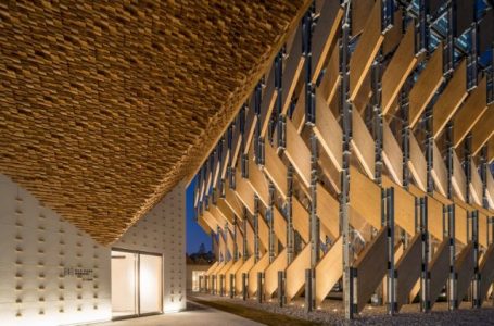 Kengo Kuma construye un pabellón temporal en Japón con paneles de madera contralaminada