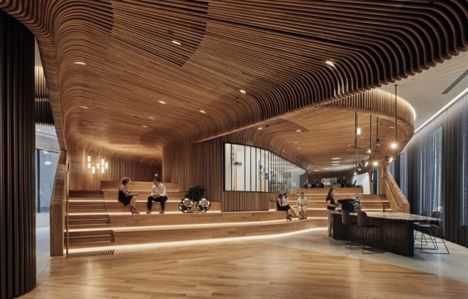 Estudio de arquitectura australiano reviste con listones de madera doblados con vapor las paredes y techos de showroom 