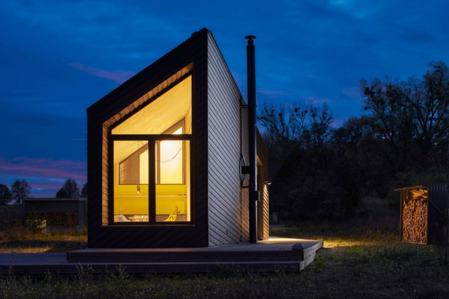 Un dúplex prefabricado y sostenible construido junto a un lago para llevar una vida tranquila 