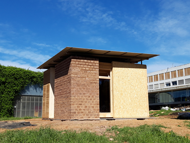 prototipo constructivo hecho de tallos de maíz y girasol