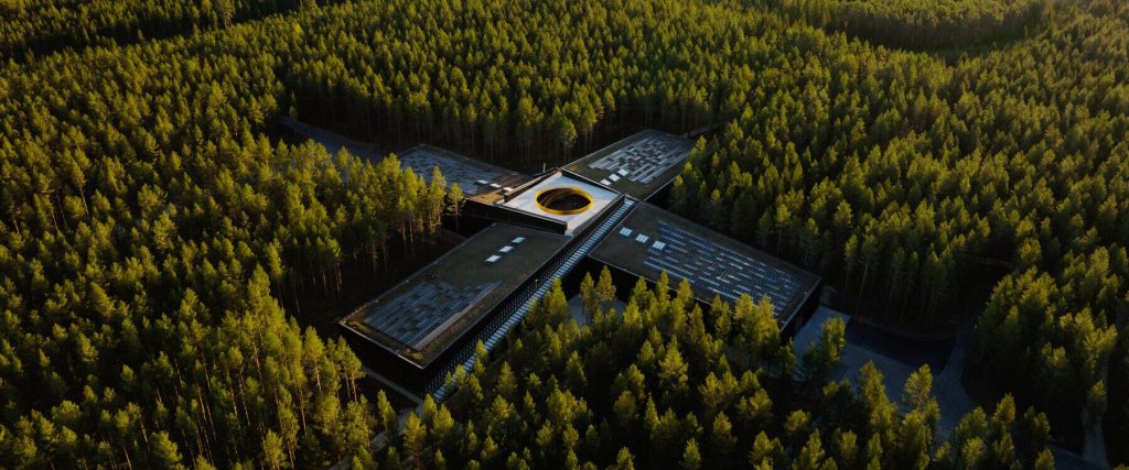 La fábrica en forma de cruz de BIG en los bosques noruegos se prepara para la gran inauguración