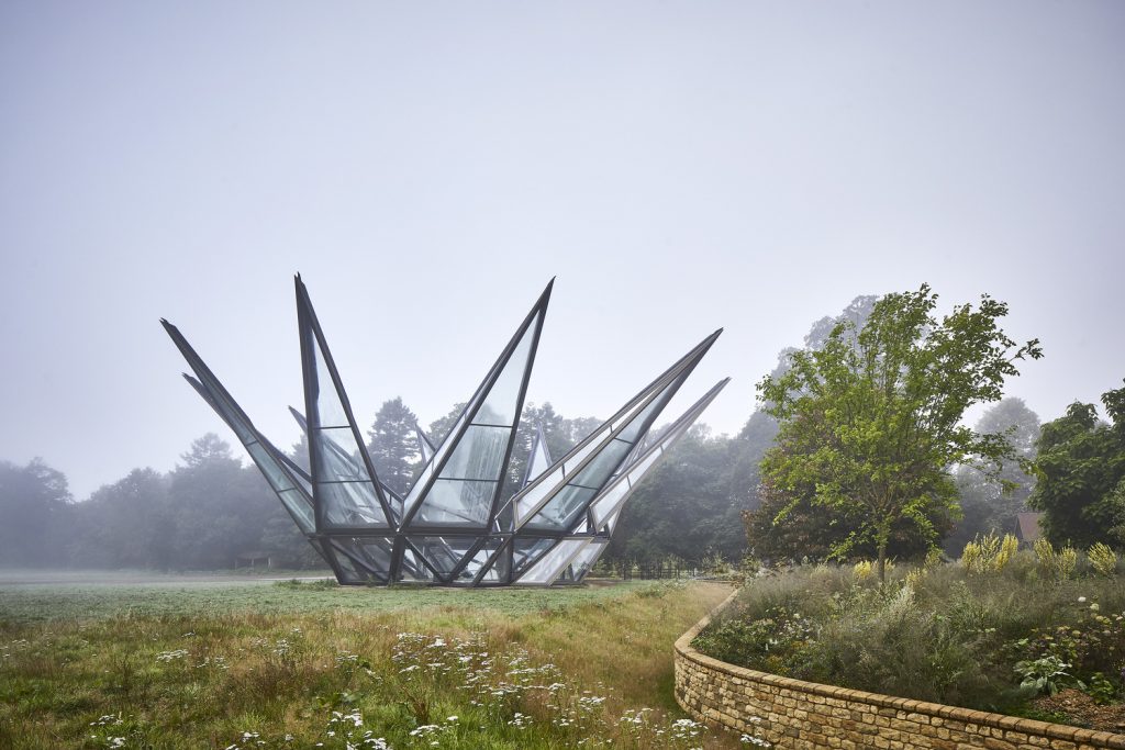Heatherwick Studio presenta un invernadero cinético con forma de corona en West Sussex 