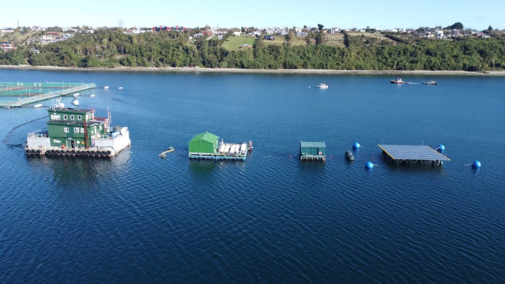 Instalan la primera plataforma solar flotante para la industria acuícola en Chile