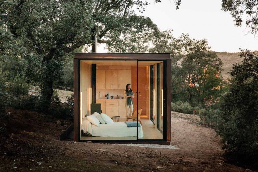 La nueva casa prefabricada acristalada que potencia la conexión con el exterior