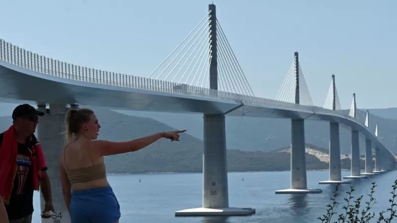 El puente (de construcción china) que une por fin el territorio de Croacia