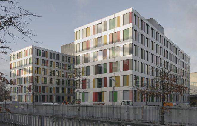 Nuevo edificio de oficinas del parlamento alemán es construido con madera en masa y sistemas de prefabricación