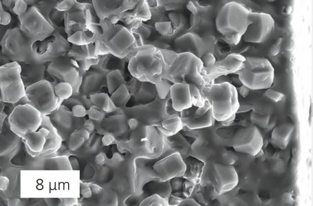 Micrografía electrónica de barrido de una membrana compuesta. Las moléculas de acetato de etilo se difunden a través de los poros de la capa de zeolita, que tienen un tamaño de solo 0,5 nm, al otro lado de la membrana.