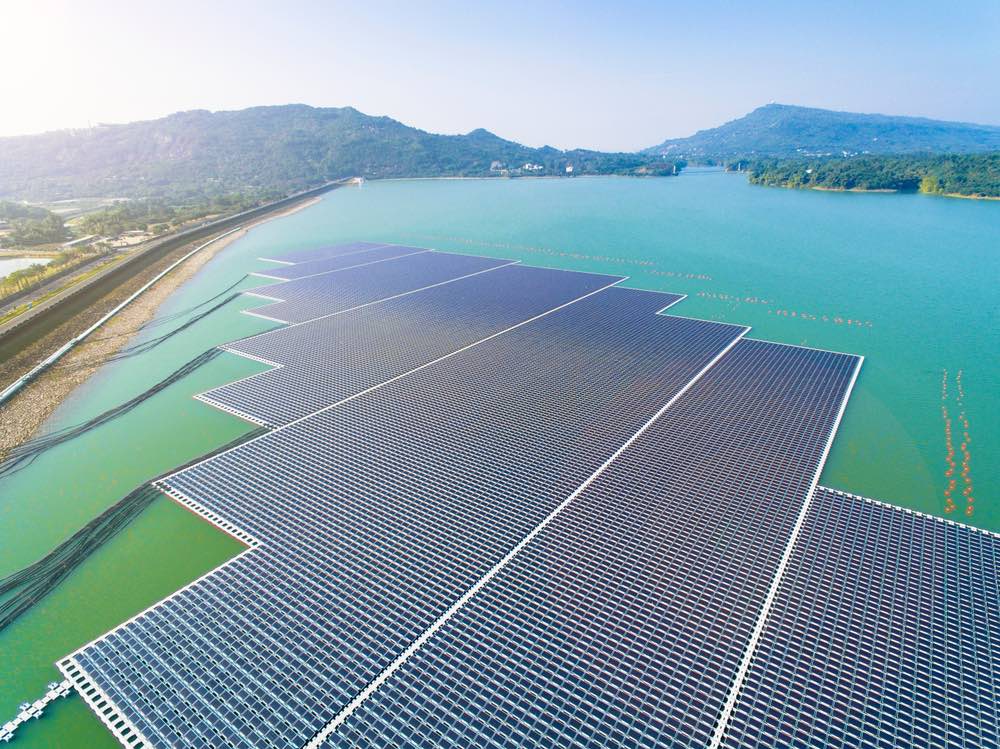 Una empresa sevillana quiere instalar 50 grandes y novedosas plataformas solares en embalses españoles