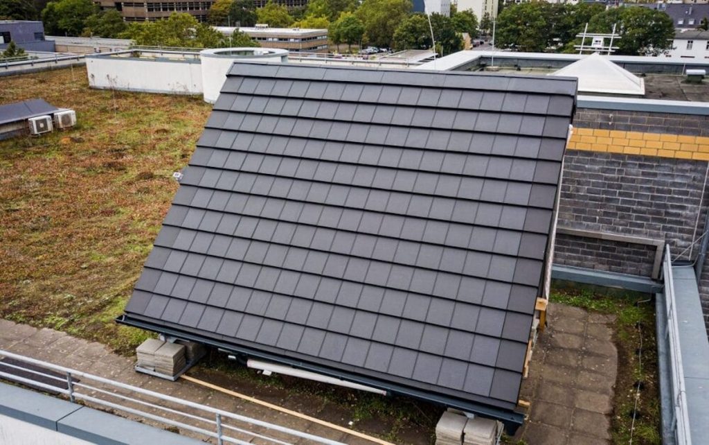 Nuevo tipo de teja solar PVT, capaz de generar electricidad y calor