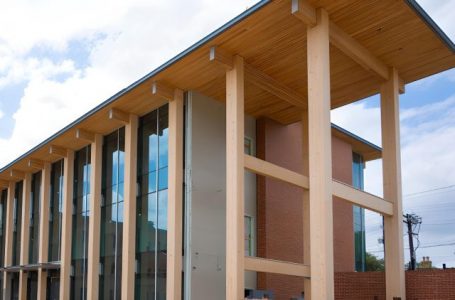 Nuevo edificio académico es construido con madera maciza en el estado de Texas