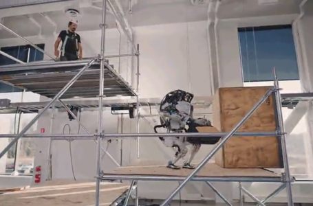 Boston Dynamics muestra las habilidades de su robot Atlas en un lugar de construcción ficticio
