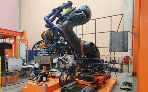 Brazo robótico automatiza cambio de revestimiento de molinos en División El Teniente