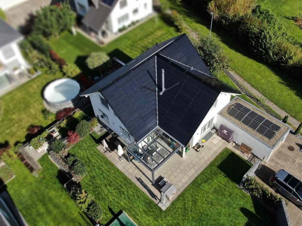 Senec lanza nuevas tejas fotovoltaicas invisibles para solucionar restricciones estéticas en edificios