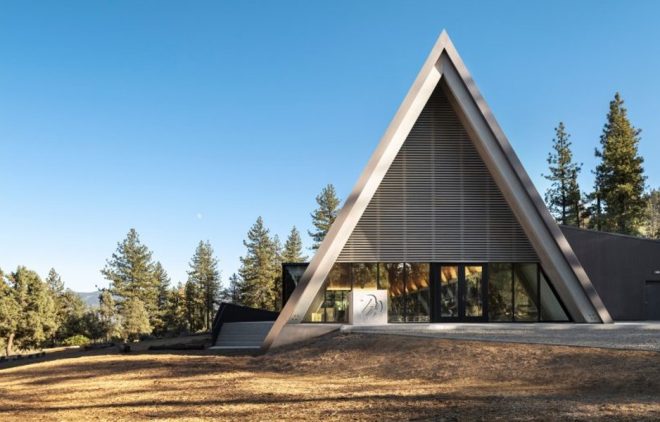 Cabañas del Campamento Lakota en California, evocan formas arquetípicas con sus estructuras de madera en forma de A