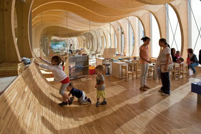 Estructura de jardín infantil de Italia incluye el uso de madera por su bajo impacto ambiental