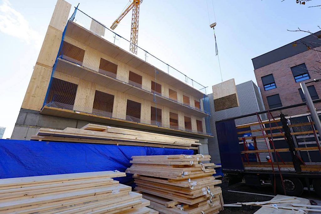Avanza la construcción en Barcelona de 42 viviendas públicas mediante producción industrializada con madera