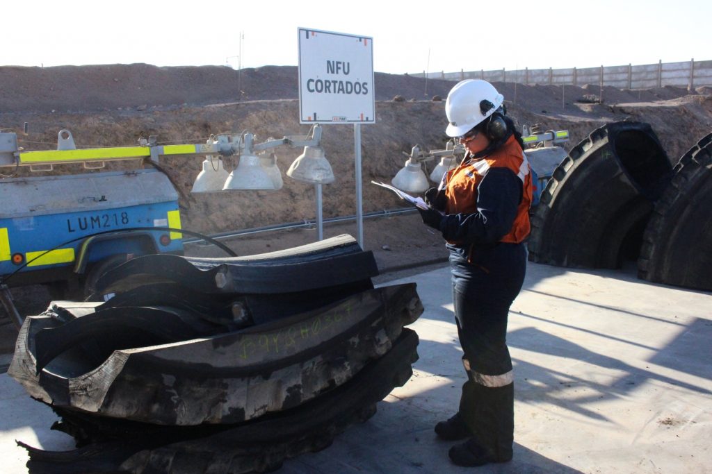 El Abra inicia reciclaje de nuemáticos de camiones mineros bajo la Ley REP