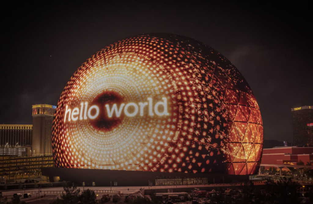 El edificio esférico más grande del mundo saluda con una deslumbrante pantalla LED