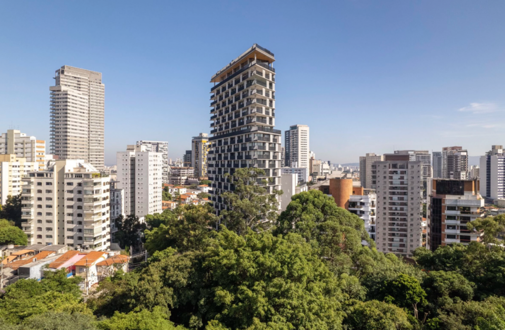 Onze 22 emerge como un edificio arbóreo en São Paulo