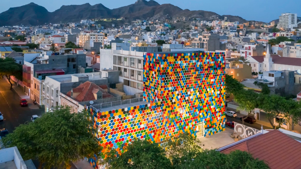 Tapas de barril recicladas forman una expresiva fachada en un nuevo equipamiento cultural de Cabo Verde