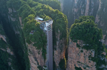 Considerado el más alto del mundo, el ascensor Bailong, o de los Cien Dragones (China), supera los 326 metros de altura. Enclavado en el Parque Nacional de Zhangjiajie, en la provincia de Hunan, y utilizado como telón de fondo para la película 