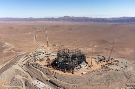 Construcción de la estructura del ELT a mediados de julio. En la cordillera del fondo se sitúa el observatorio Paranal de ESO, desde el que se controlará el gigantesco telescopio. / Alejandro Muñoz
