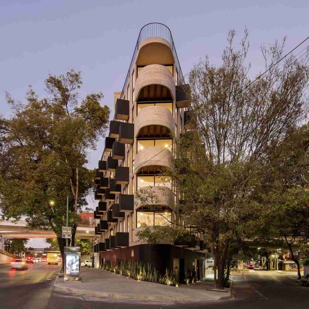 Un edificio triangular de hormigón en el corazón de Ciudad de México