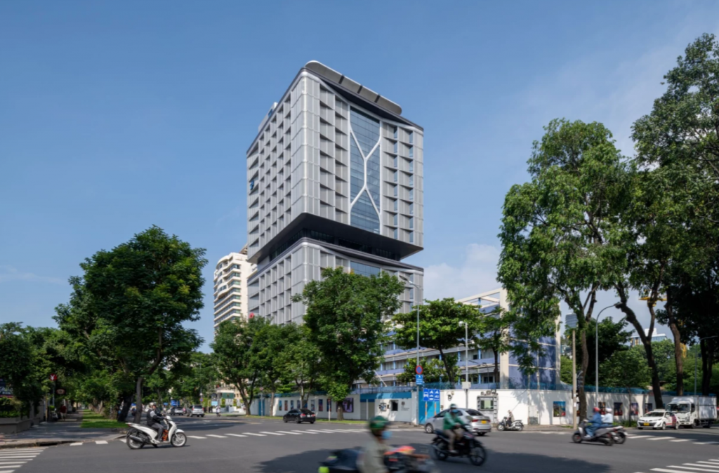 Foster + Partners finaliza una torre autosombreada para Techcombank en Ciudad Ho Chi Minh