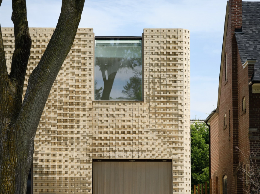 Canvas House explora la forma resonante del ladrillo con una innovadora fachada ondulada