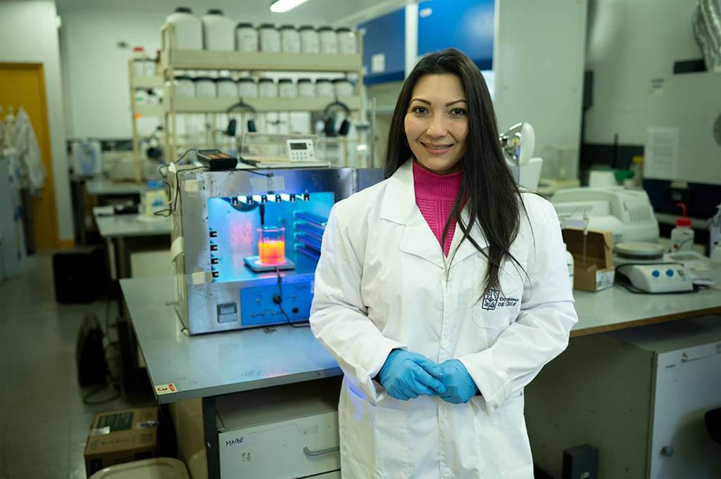 Investigadora diseña nanotecnología a base de cobre y estaño que podría revolucionar industria del hidrógeno verde