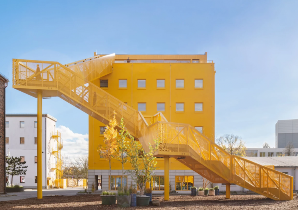 MVRDV transforma un edificio de oficinas en vibrantes espacios de trabajo para un campus de impacto social en Berlín