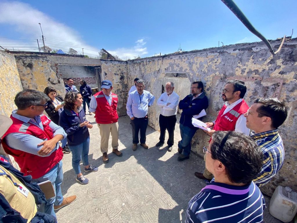 Ministro Montes inspeccionó en terreno estudio de trabajo estructural de viviendas siniestradas realizado por socios en Canal Chacao