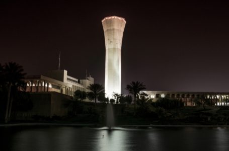 Torre del Reloj de la Universidad Rey Fahd de Petróleo y Minerales (Imagen: Mohammad Alnuaim via Dreamstime.com)
