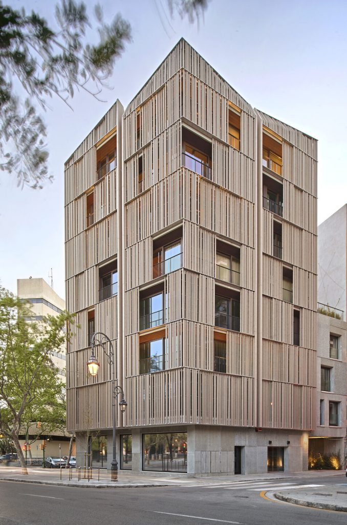 Paneles correderos de pino natural protegen un complejo residencial del sol mallorquín